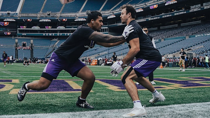 Linebackers Alphonzo Tuputala and Carson Bruener warm up before the Apple Cup. 