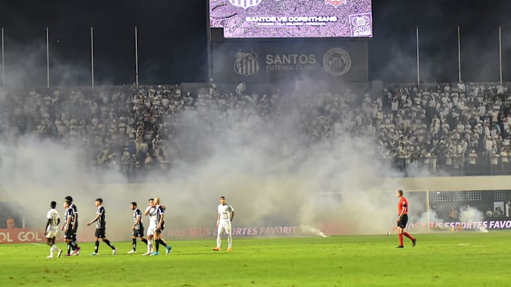 Bombas e rojões atirados por torcedores do Santos encerraram o Clássico Alvinegro