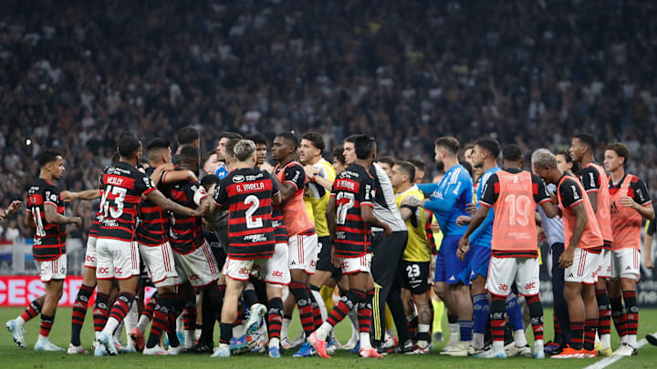 Jogadores de Flamengo e Corinthians em confusão na Neo Química Arena Jogadores de Flamengo e Corinthians em confusão na Neo Química Arena