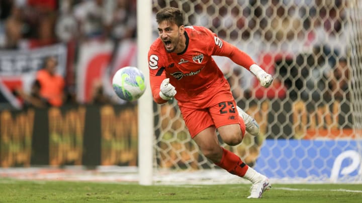 Goleiro é titular absoluto no time de Luis Zubeldía