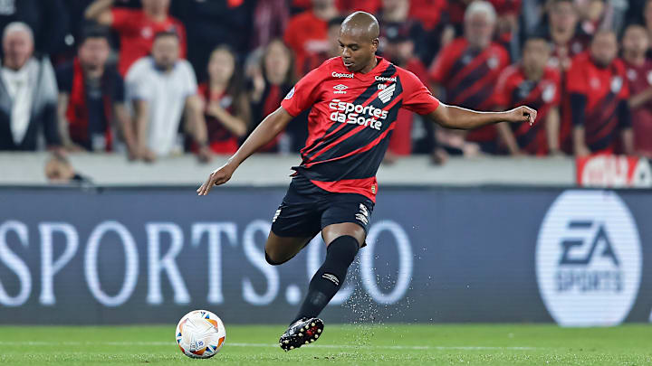 Fernandinho não tem presença certa no Athletico em 2025 Fernandinho não tem presença certa no Athletico em 2025