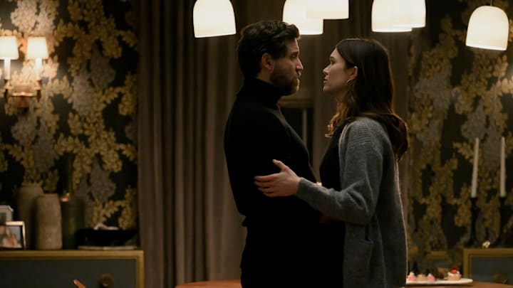 DR. DEATH -- "The Horizon” Episode 203 -- Pictured: (l-r) Edgar Ramírez as Dr. Paolo Macchiarini, Mandy Moore as Benita Alexander -- (Photo by: David Giesbrecht/PEACOCK)