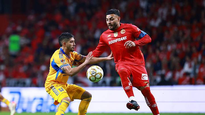 Alexis Vega (Toluca), se quita la marca de Jesús Garza (Tigres)