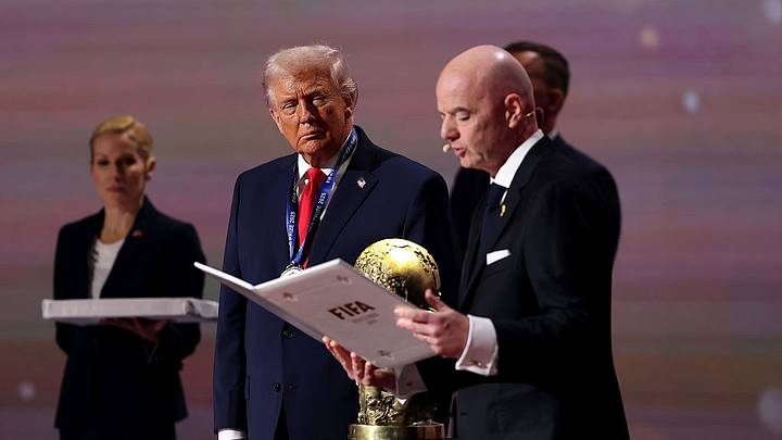 Gianni Infantino, presidente de la FIFA, cuando otorgó el cuestionado 'Premio de la Paz' a Donald Trump. Gianni Infantino, presidente de la FIFA, cuando otorgó el cuestionado 'Premio de la Paz' a Donald Trump.
