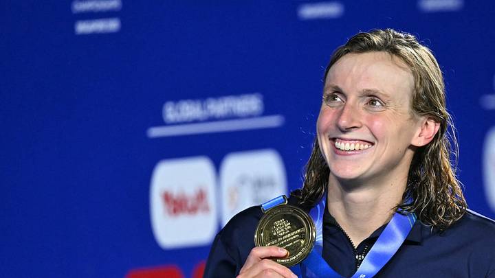 La estadounidense Katie Ledecky, con su medalla de oro tras ganar los 800m libres en Singapur.