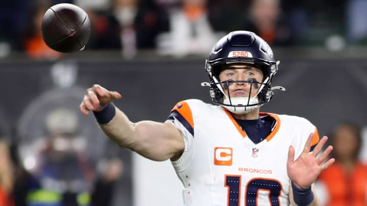 December 28, 2024: Denver Broncos QB Bo Nix throws a pass during WEEK 17 of the NFL, American Football Herren, USA regular season between the Cincinnati Bengals and the Denver Broncos in Cincinnati, Ohio. 