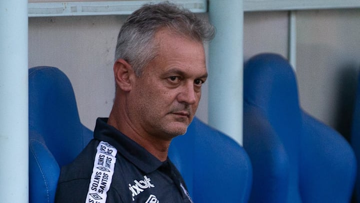 Treinador não ficou 24 horas sem emprego após deixar o Santos