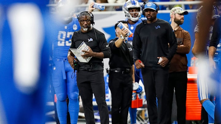 Detroit Lions defensive coordinator Aaron Glenn, left, watches a play against Chicago Bears during the first half at Ford Field in Detroit on Sunday, Nov. 19, 2023.