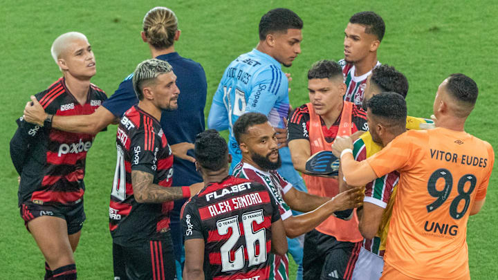 Luiz Araújo foi um dos envolvidos em confusão no clássico