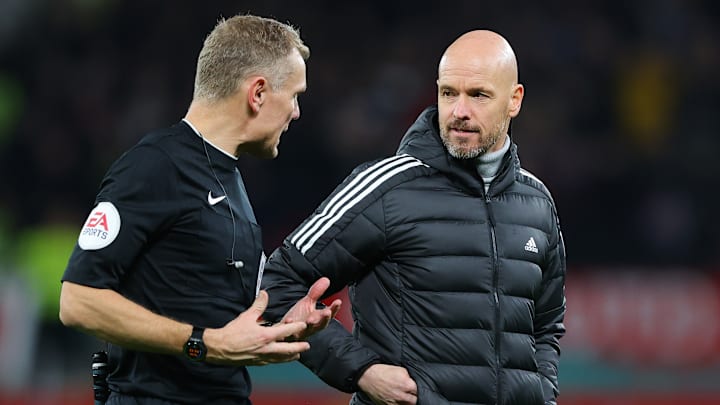 Erik ten Hag mit Schiedsrichter Graham Scott Erik ten Hag mit Schiedsrichter Graham Scott
