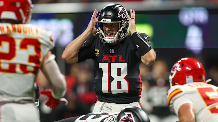 Sep 22, 2024; Atlanta, Georgia, USA; Atlanta Falcons quarterback Kirk Cousins (18) calls a play at the line against the Kansas City Chiefs in the fourth quarter at Mercedes-Benz Stadium. Mandatory Credit: Brett Davis-Imagn Images
