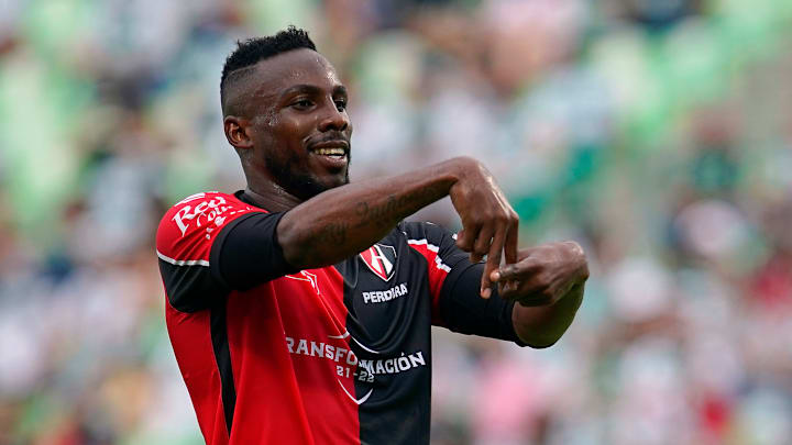El jugador Julián Quiñones celebra un gol con el Atlas.