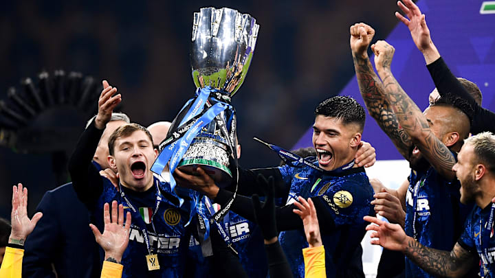 Nicolò Barella e Joaquin Correa festeggiano la Supercoppa 
