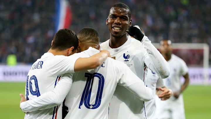 Paul Pogba abbraccia i compagni della Francia Paul Pogba abbraccia i compagni della Francia