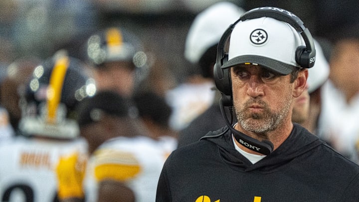 Pittsburgh Steelers quarterback Aaron Rodgers is struggling with his new helmet during training camp.