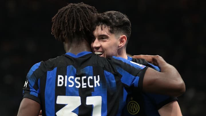 L'abbraccio tra Bisseck e Bastoni.