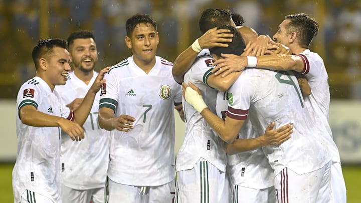 Jugadores de la selección mexicana celebran un gol.