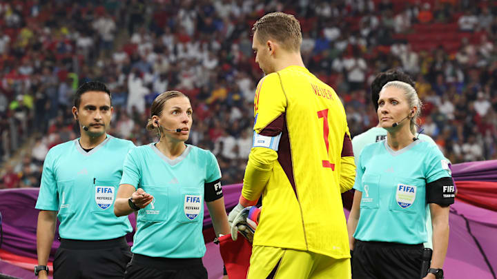 Schiedsrichterin Stephanie Frappart im Dialog mit Manuel Neuer