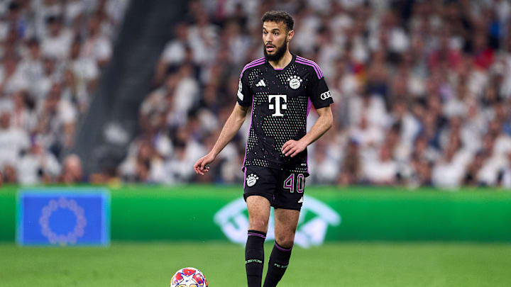Noussair Mazraoui holds talks with Bayern Munich to decide on future.