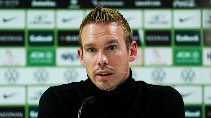 Tommy Stroot geht mit dem VfL Wolfsburg als Tabellenführer in das Duell gegen Bayern München