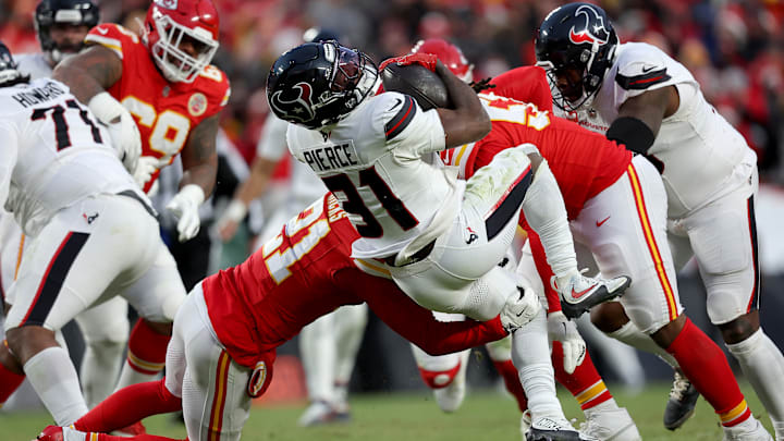 Dameon Pierce carries the ball in a Houston Texans playoff game versus the Kansas City Chiefs