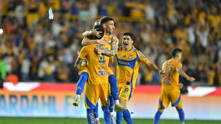 Fernado Gorriarán y Sánchez Purata festeja el 2-2. Fernado Gorriarán y Sánchez Purata festeja el 2-2.