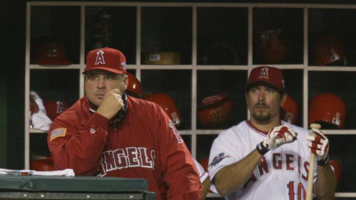 Mike Scioscia y Benjamín Gil durante la Serie Mundial de 2002. Mike Scioscia y Benjamín Gil durante la Serie Mundial de 2002.