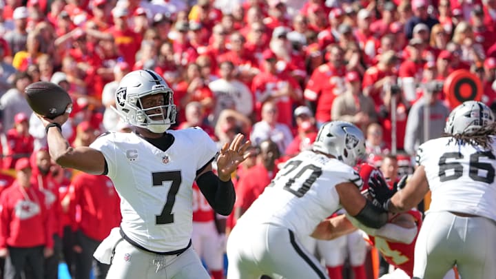 Oct 19, 2025; Kansas City, Missouri, USA; Las Vegas Raiders quarterback Geno Smith (7) passes the ball against the Kansas City Chiefs during the first quarter of the game at GEHA Field at Arrowhead Stadium. Mandatory Credit: Denny Medley-Imagn Images Oct 19, 2025; Kansas City, Missouri, USA; Las Vegas Raiders quarterback Geno Smith (7) passes the ball against the Kansas City Chiefs during the first quarter of the game at GEHA Field at Arrowhead Stadium. Mandatory Credit: Denny Medley-Imagn Images