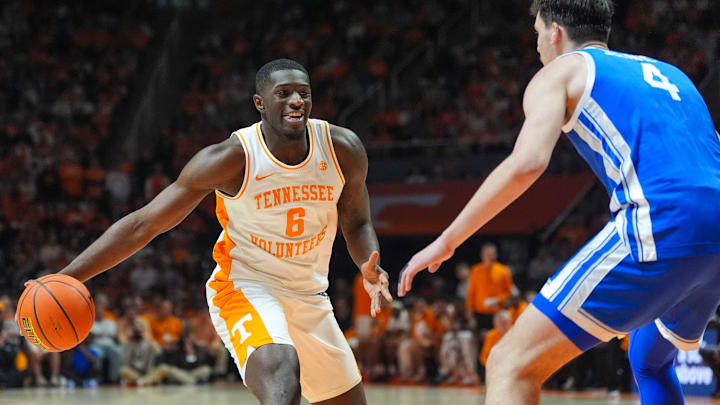 Tennessee forward DeWayne Brown II (6) passes the ball around Kentucky forward Andrija Jelavic (4) during a NCAA basketball game between the Tennessee Volunteers and Kentucky Wildcats at Thompson-Boling Arena at Food City Center in Knoxville, Tenn., on Jan. 17, 2026. Tennessee forward DeWayne Brown II (6) passes the ball around Kentucky forward Andrija Jelavic (4) during a NCAA basketball game between the Tennessee Volunteers and Kentucky Wildcats at Thompson-Boling Arena at Food City Center in Knoxville, Tenn., on Jan. 17, 2026.