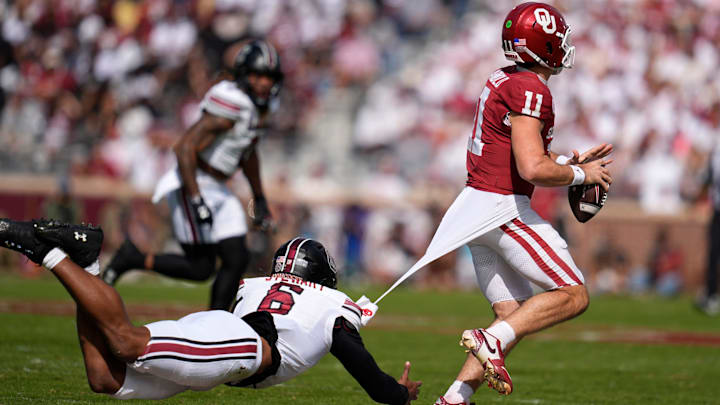 South Carolina Gamecocks edge Dylan Stewart (6) chases after Oklahoma Sooners quarterback Jackson Arnold (11) during a college football game between the University of Oklahoma Sooners (OU) and the South Carolina Gamecocks at Gaylord Family - Oklahoma Memorial Stadium in Norman, Okla., Saturday, Oct. 19, 2024.