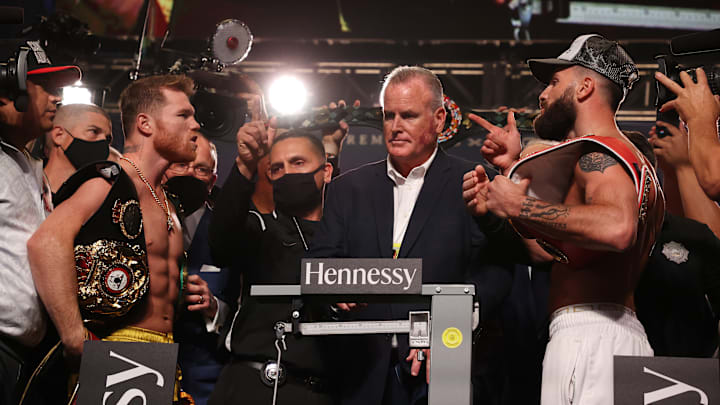 "Canelo" Álvarez y Caleb Plant protagonizaron un fuerte intercambio de palabras durante el pesaje