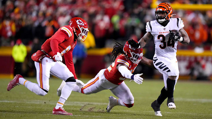 Cincinnati Bengals running back Samaje Perine (34) carries the ball as Kansas City Chiefs safety Ugo