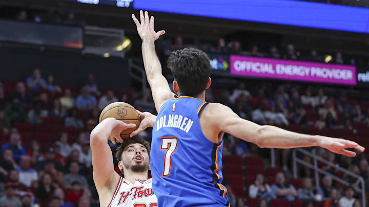 Feb 25, 2024; Houston, Texas, USA; Houston Rockets center Alperen Sengun (28) shoots the ball as Oklahoma City Thunder forward Chet Holmgren (7) defends during the first quarter at Toyota Center. Mandatory Credit: Troy Taormina-Imagn Images Feb 25, 2024; Houston, Texas, USA; Houston Rockets center Alperen Sengun (28) shoots the ball as Oklahoma City Thunder forward Chet Holmgren (7) defends during the first quarter at Toyota Center. Mandatory Credit: Troy Taormina-Imagn Images