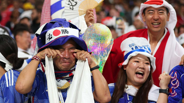 O torcedor do Japão se emocionou após a classificação para o mata-mata da Copa do Mundo. 