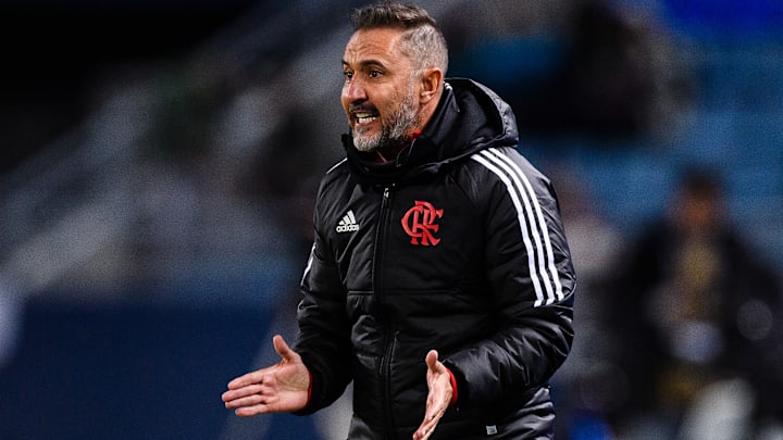 Técnico Vítor Pereira precisa definir substituto de Gerson