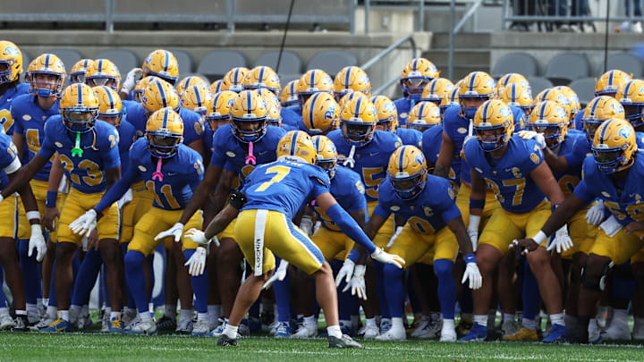 Oct 25, 2025; Pittsburgh, Pennsylvania, USA;  Pittsburgh Panthers defensive back Javon McIntyre (7) hypes up the team before the game against the North Carolina State Wolfpack at Acrisure Stadium. Mandatory Credit: Charles LeClaire-Imagn Images