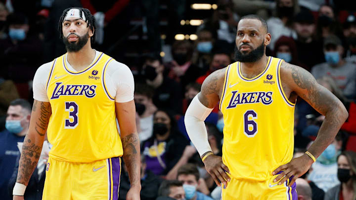 Davis y LeBron fueron inhabilitados para jugar este lunes