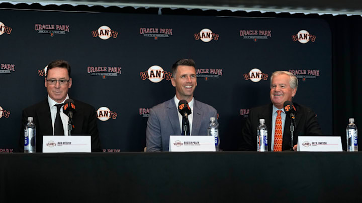 El nuevo presidente de operaciones de béisbol de los Gigantes, Buster Posey, avaló la firma del prospecto internacional Josuar de Jesús González