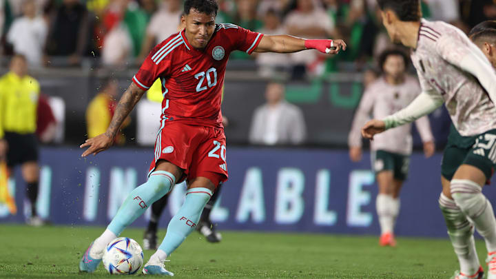Former América star Roger Martínez lets fly from 35 meters as Guadalajara's Luis Orozco looks on. Martínez's shot here found the net and he also took part in the build-up to the game-winner as Colombia defeated El Tri 3-2 in a friendly at the Los Angeles Memorial Coliseum.