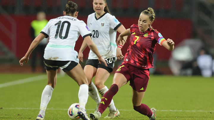DFB-Kapitänin Giulia Gwinn im Duell um den Ball