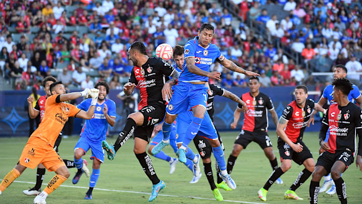 Santiago Gimenez y Camilo Vargas en la pelea de un balón.