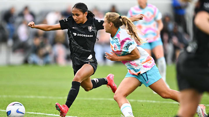 Angel City FC forward Alyssa Thompson (21) moves the ball in front of San Diego Wave FC midfielder Kimmi Ascanio (17) during the second half at BMO Stadium