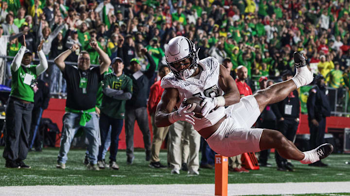 Oct 18, 2025; Piscataway, New Jersey, USA;  Oregon Ducks tight end Kenyon Sadiq (18) catches a touchdown pass during the first half against the Rutgers Scarlet Knights at SHI Stadium. Mandatory Credit: Vincent Carchietta-Imagn Images