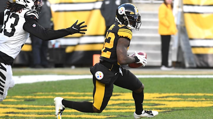 Nov 20, 2022; Pittsburgh, Pennsylvania, USA;  Pittsburgh Steelers special teams player Steven Sims (82) returns a kick near Cincinnati Bengals special teams player Tre Flowers (33) during the first quarter at Acrisure Stadium. Mandatory Credit: Philip G. Pavely-Imagn Images