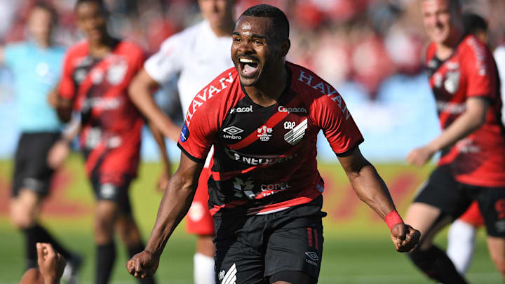 Revelado no Vitória, atacante marcou 47 gols em 302 jogos pelo Furacão