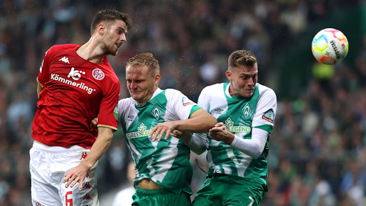 Anton Stach setzt sich gegen Amos Pieper und Marvin Ducksch durch. Anton Stach setzt sich gegen Amos Pieper und Marvin Ducksch durch.