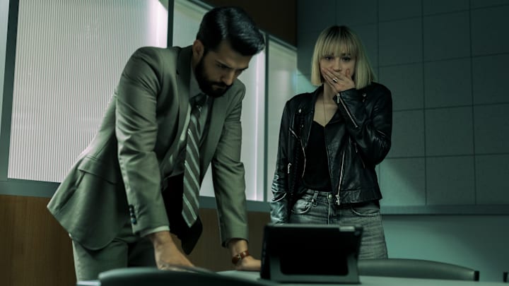 (L to R) PHOENIX RAEI as ROSHAN AMIR and ZOE KAZAN as PIA BREWER in episode 102 of CLICKBAIT