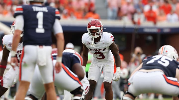 Sep 28, 2024; Auburn, Alabama, USA;  Oklahoma Sooners defensive back Robert Spears-Jennings (3) scans the Auburn Tiger offense during the third quarter at Jordan-Hare Stadium. Mandatory Credit: John Reed-Imagn Images