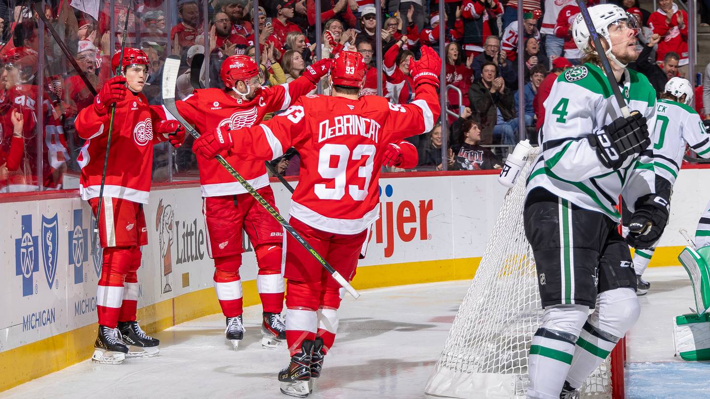 Red Wings, Hurricanes Clash for Eastern Conference Lead