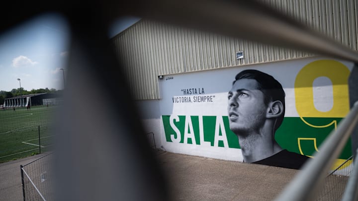 Une enquête de la LFP en cours suite aux chants sur Emiliano Sala à Nice Une enquête de la LFP en cours suite aux chants sur Emiliano Sala à Nice
